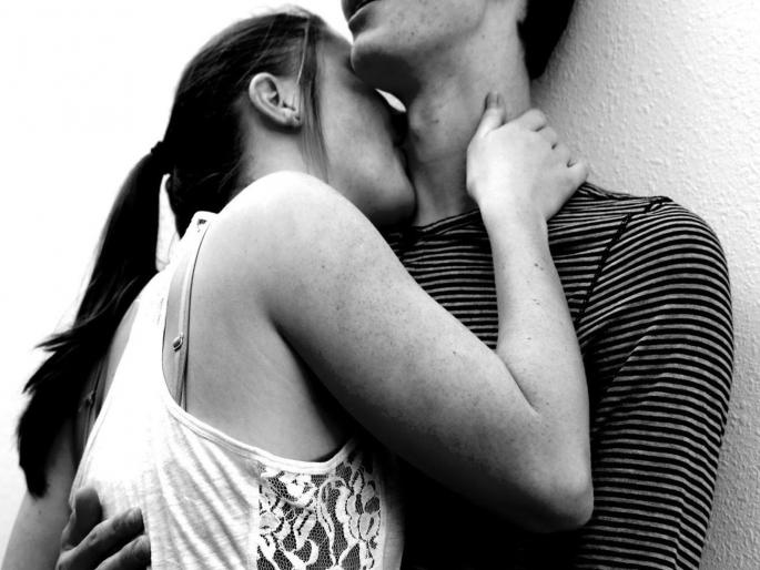 know the surprising facts about love bite | लैंगिक जीवन : लव्ह बाइट कसा असतो; हे सोडून त्याबाबत तुम्हाला 'या' गोष्टी माहीत आहेत का? know the surprising facts about love bite | लैंगिक जीवन : लव्ह बाइट कसा असतो; हे सोडून त्याबाबत तुम्हाला 'या' गोष्टी माहीत आहेत का?