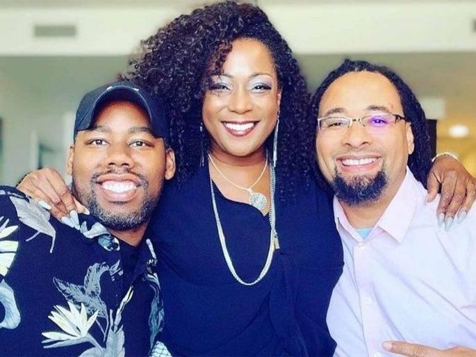Love coach Kenya Stevens has two husbands and one boyfriend live in home | बाई...! दोन पती असूनही महिलेने बनवला एक बॉयफ्रेन्ड, अचानक घरी आला आणि मग... Love coach Kenya Stevens has two husbands and one boyfriend live in home | बाई...! दोन पती असूनही महिलेने बनवला एक बॉयफ्रेन्ड, अचानक घरी आला आणि मग...