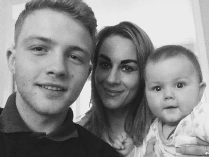 Mum, 31, who fell pregnant by her 16-year-old toyboy lover, then he delivered their baby at home | 16 वर्षांच्या प्रियकराने बेडरूममध्येच केली प्रेयसीची डिलिव्हरी Mum, 31, who fell pregnant by her 16-year-old toyboy lover, then he delivered their baby at home | 16 वर्षांच्या प्रियकराने बेडरूममध्येच केली प्रेयसीची डिलिव्हरी