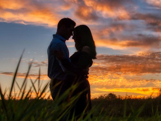 Love story A 50-year-old woman fell in love with her son's classmate, got married, and now pregnant | ५० वर्षांची महिला मुलाच्या वर्गमित्राच्याच प्रेमात पडली, संसार थाटला अन् आता...! अशी सुरू झाली "Love story"