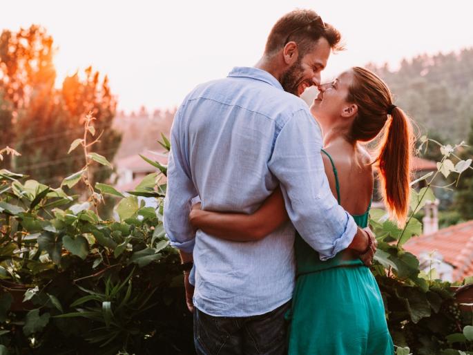 Love language will help to flourish your relation | का रे दुरावा? विवाहित जोडप्यांमधला हरवला रोमान्स, नात्यातल्या दुराव्याची कारणं काय?