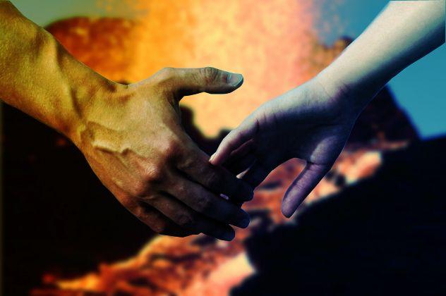 Fiancee committed suicide by jumping in front of the train, then fiance consuming poison | प्रेयसीने रेल्वेसमोर घेतली उडी , तर प्रियकराने विष