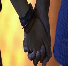 Lovers caught on railway station | पुरुषी सॅण्डलमुळे प्रेमीयुगुलाचे बिंग फुटले Lovers caught on railway station | पुरुषी सॅण्डलमुळे प्रेमीयुगुलाचे बिंग फुटले