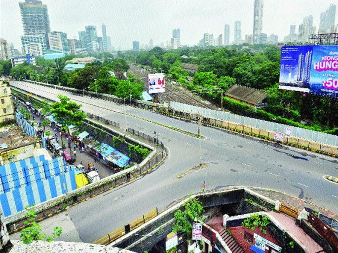 Fearless-taxi driver 'face-to-face' in Lower Parel | लोअर परळमध्ये फेरीवाले-टॅक्सीचालक ‘आमने-सामने’ Fearless-taxi driver 'face-to-face' in Lower Parel | लोअर परळमध्ये फेरीवाले-टॅक्सीचालक ‘आमने-सामने’