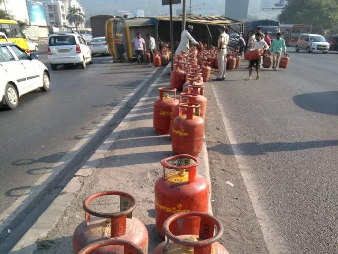 Mumbai : LPG gas cylinders truck accident at bhayandar | मोठी दुर्घटना टळली ! एलपीजी गॅस सिलिंडरचा ट्रक उलटला Mumbai : LPG gas cylinders truck accident at bhayandar | मोठी दुर्घटना टळली ! एलपीजी गॅस सिलिंडरचा ट्रक उलटला