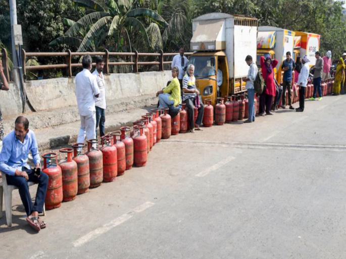 Queues continue for LPG gas across the country; Central government appeals against 'panic booking' | देशभरात एलपीजी गॅससाठी रांगा कायम; ‘पॅनिक बुकिंग’ न करण्याचे केंद्र सरकारचे आवाहन Queues continue for LPG gas across the country; Central government appeals against 'panic booking' | देशभरात एलपीजी गॅससाठी रांगा कायम; ‘पॅनिक बुकिंग’ न करण्याचे केंद्र सरकारचे आवाहन