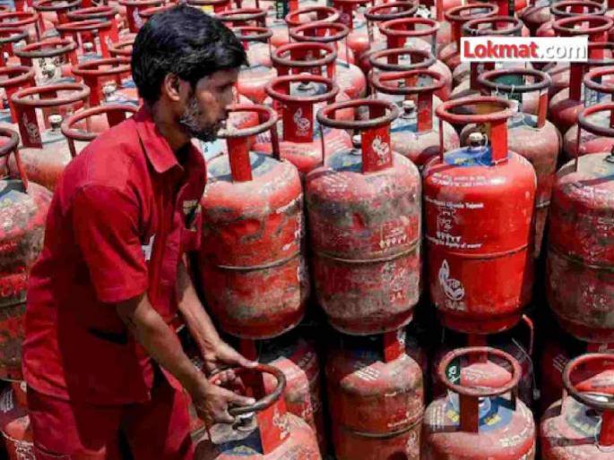 First victim of gas shortage in Akola; Former sarpanch dies while waiting in line for cylinder | गॅसटंचाईचा पहिला बळी अकोल्यात; सिलिंडरसाठी रांगेत असताना माजी सरपंचाचा मृत्यू First victim of gas shortage in Akola; Former sarpanch dies while waiting in line for cylinder | गॅसटंचाईचा पहिला बळी अकोल्यात; सिलिंडरसाठी रांगेत असताना माजी सरपंचाचा मृत्यू