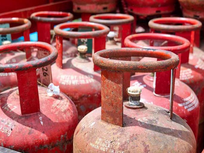 Commercial customers in Mumbai city have a 'bank' of cylinders! | मुंबई शहरात व्यावसायिक ग्राहकांकडे सिलिंडरची ‘बँक’ !