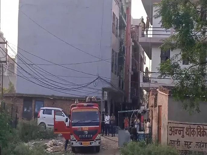 Woke up early in the morning and lit a candle, there was a big explosion, parents along with the child were scared, nearby houses shook. | पहाटे उठून विडी पेटवली, झाला मोठा स्फोट, मुलासह आई-वडील होरपळले, आसपासची घरे हादरली 