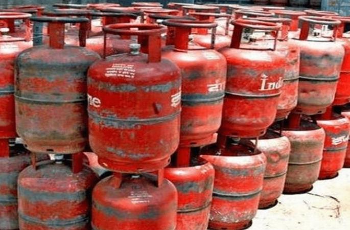 Subsidy on LPG cylinders ‘zero’ in May; 199 in April | मे महिन्यात एलपीजी सिलिंडरवर सबसिडी ‘शून्य’; एप्रिल महिन्यात १९९ रुपये सबसिडी Subsidy on LPG cylinders ‘zero’ in May; 199 in April | मे महिन्यात एलपीजी सिलिंडरवर सबसिडी ‘शून्य’; एप्रिल महिन्यात १९९ रुपये सबसिडी