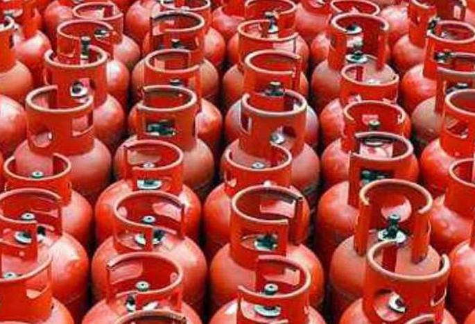 Gas cylinder price cut by Rs115.50 | दोन महिन्यात गॅस सिलिंडरच्या किमतीत ११५.५० रुपयांची कपात Gas cylinder price cut by Rs115.50 | दोन महिन्यात गॅस सिलिंडरच्या किमतीत ११५.५० रुपयांची कपात