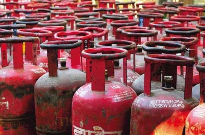 4.75 crore gas cylinders were not found | ४.७५ कोटीचे गॅस सिलेंडर वाटलेच नाहीत