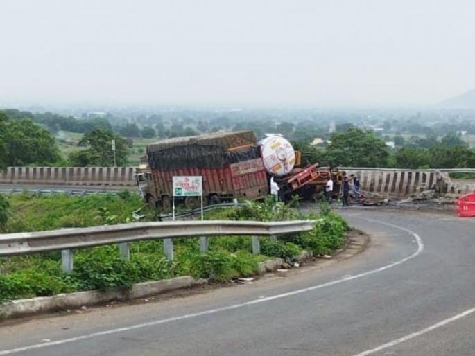 LPG gas tanker overturns at Rahud Ghat in Nashik district, gas leak, traffic diverted | नाशिक जिल्ह्यातील राहुड घाटात एलपीजी गॅस टँकर उलटल्याने गॅस गळती, वाहतूक वळविली LPG gas tanker overturns at Rahud Ghat in Nashik district, gas leak, traffic diverted | नाशिक जिल्ह्यातील राहुड घाटात एलपीजी गॅस टँकर उलटल्याने गॅस गळती, वाहतूक वळविली