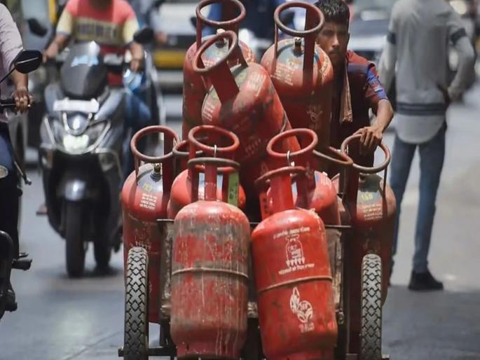 Relief for LPG consumers despite rising fuel prices; No hike in cooking gas prices | इंधनाच्या किमती वधारत असल्या तरी एलपीजी ग्राहकांना दिलासा; स्वयंपाकाच्या गॅसची दरवाढ नाही