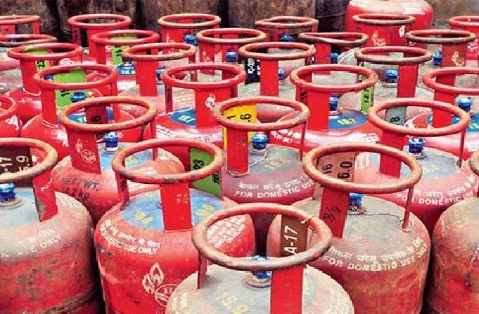 Gas cylinders increased by Rs 240 during the year; The subsidy is only Rs. 40.10 | वर्षभरात गॅस सिलिंडर २४० रुपयांनी वाढले; सबसिडी ४०.१० रुपयेच