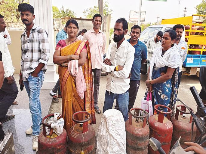Gas Crisis in Chhatrapati Sambhajinagar on Gudi Padwa: Women Wait in Long Queues; Festival Joy Fades Amidst Shortage | ‘प्रतीक्षेची गुढी’, गुढीपाडव्याचा गोडवा गॅसच्या रांगेत हरवला; ऐन सणात गृहिणींचा स्वयंपाक अर्ध्यावर! Gas Crisis in Chhatrapati Sambhajinagar on Gudi Padwa: Women Wait in Long Queues; Festival Joy Fades Amidst Shortage | ‘प्रतीक्षेची गुढी’, गुढीपाडव्याचा गोडवा गॅसच्या रांगेत हरवला; ऐन सणात गृहिणींचा स्वयंपाक अर्ध्यावर!