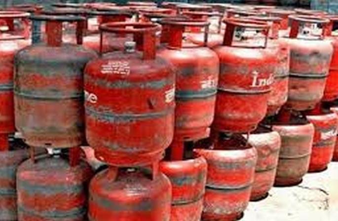 Maximum subsidy of 10 Rs on Gas cylender | गॅस सिलिंडरवर आता कमाल १० रुपये अनुदान Maximum subsidy of 10 Rs on Gas cylender | गॅस सिलिंडरवर आता कमाल १० रुपये अनुदान