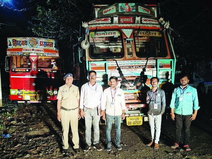 Two trucks full of liquor seized; SST Squad Action in nanded | दारूने भरलेले दोन ट्रक पकडले; एस.एस.टी. पथकाची कारवाई Two trucks full of liquor seized; SST Squad Action in nanded | दारूने भरलेले दोन ट्रक पकडले; एस.एस.टी. पथकाची कारवाई