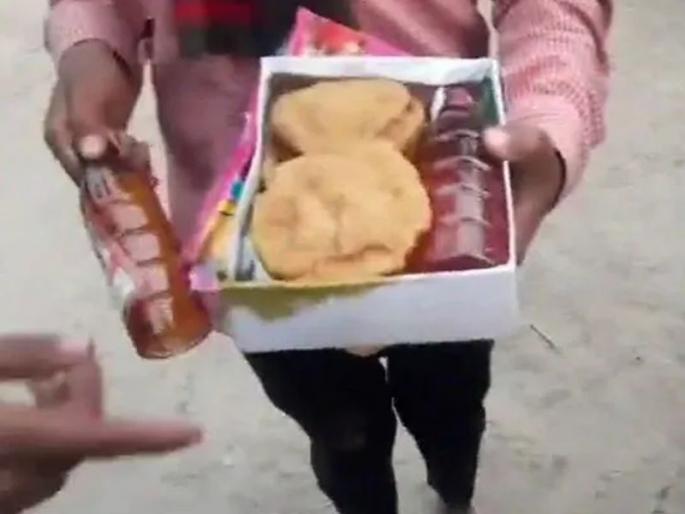 BJP MLAs seem to be drinking lots of bottles from the food pots | भाजपा आमदाराने जेवणाच्या पाकिटातून चक्क दारूच्या बाटल्याच वाटल्या BJP MLAs seem to be drinking lots of bottles from the food pots | भाजपा आमदाराने जेवणाच्या पाकिटातून चक्क दारूच्या बाटल्याच वाटल्या