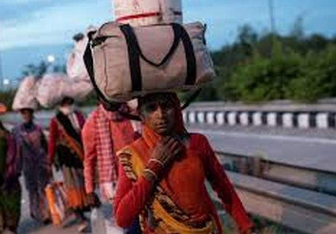Workers on foot to Madhya Pradesh stopped in Akola! | मध्य प्रदेशकडे पायी निघालेल्या मजुरांना थांबविले अकोल्यात! Workers on foot to Madhya Pradesh stopped in Akola! | मध्य प्रदेशकडे पायी निघालेल्या मजुरांना थांबविले अकोल्यात!