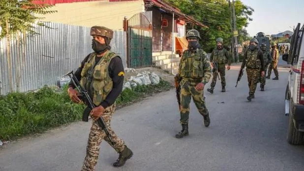 Dozens of militants killed by Indian Army in Kashmir Valley in 5 days MMG | काश्मीर खोऱ्यात भारतीय सैन्याकडून ५ दिवसांत १५ दहशतवाद्यांचा खात्मा Dozens of militants killed by Indian Army in Kashmir Valley in 5 days MMG | काश्मीर खोऱ्यात भारतीय सैन्याकडून ५ दिवसांत १५ दहशतवाद्यांचा खात्मा