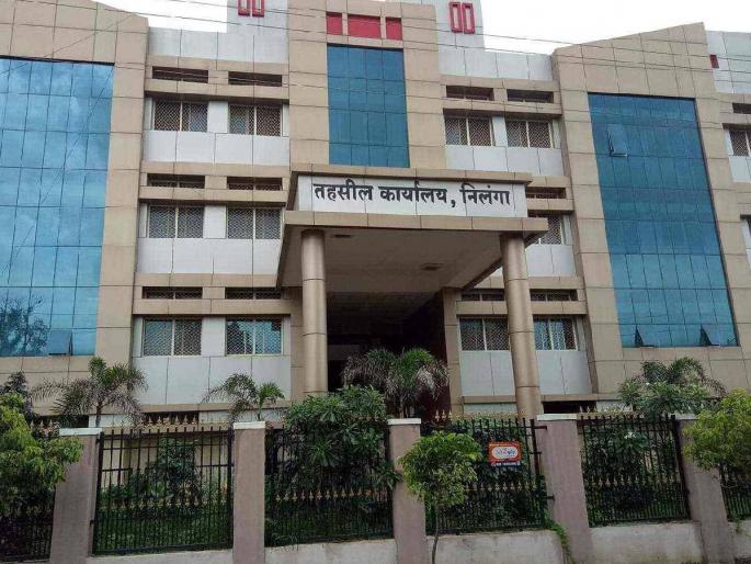 Citizens are being looted for resident income in Latur | लातुरात रहिवासी, उत्पन्नासाठी नागरिकांची लूट; प्रशासनाचा अंकुश नसल्याने मनमानी शुल्क Citizens are being looted for resident income in Latur | लातुरात रहिवासी, उत्पन्नासाठी नागरिकांची लूट; प्रशासनाचा अंकुश नसल्याने मनमानी शुल्क