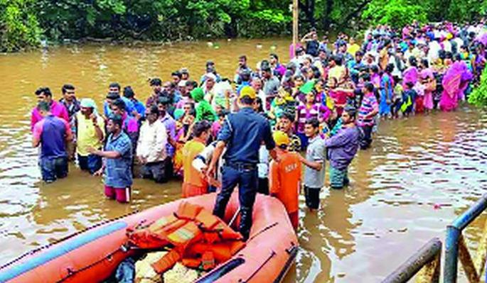 Fear gripped the minds of the people in the flood-hit villages | दृष्टिकोन: पूरग्रस्त गावांतील लोकांच्या मनात भीतीचे काहूर Fear gripped the minds of the people in the flood-hit villages | दृष्टिकोन: पूरग्रस्त गावांतील लोकांच्या मनात भीतीचे काहूर