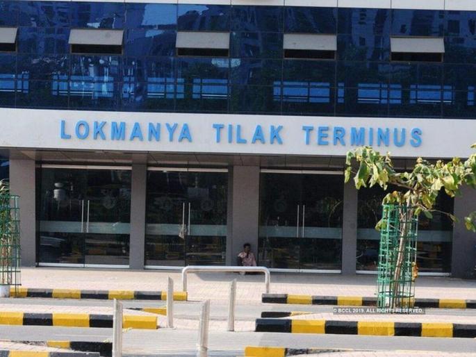 Two suspects railway worker detained in Lokmanya Tilak Terminus lakhs of rupees robbery case | रेल्वेच्या तिजोरीतील लाखो रुपये गायब; दोन संशयित कर्मचारी ताब्यात 