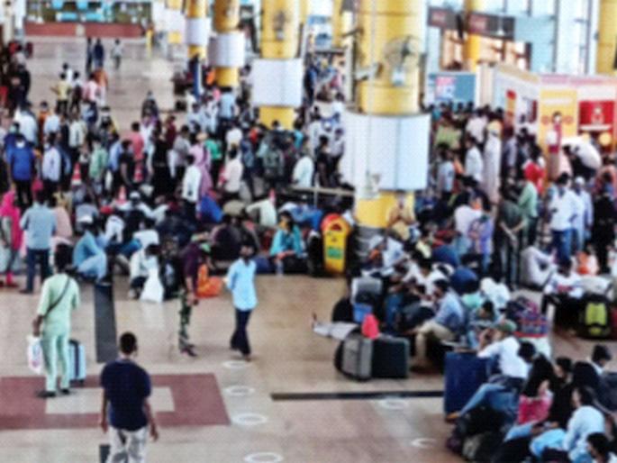 CoronaVirus News: Lots of workers at LTT station even in the scorching heat | CoronaVirus News: रणरणत्या उन्ह्यातही एलटीटी स्थानकावर मजुरांचे तांडे CoronaVirus News: Lots of workers at LTT station even in the scorching heat | CoronaVirus News: रणरणत्या उन्ह्यातही एलटीटी स्थानकावर मजुरांचे तांडे