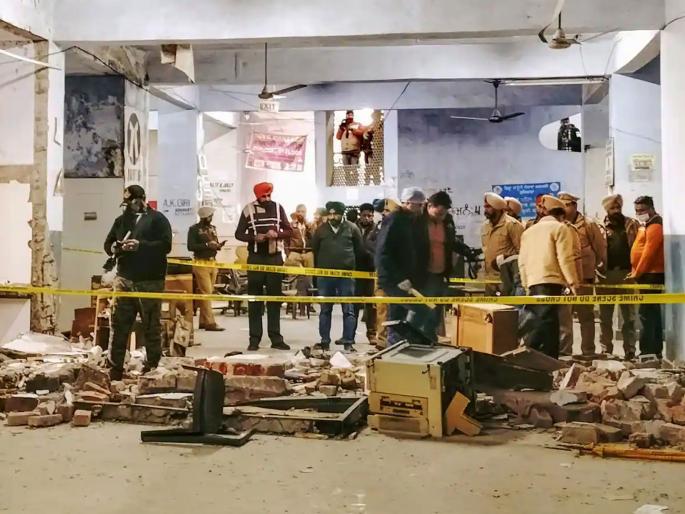 two killed in blast at ludhiana court complex suspected suicide attack | लुधियाना न्यायालय संकुलात स्फोट; २ ठार, आत्मघातकी हल्ल्याचा संशय