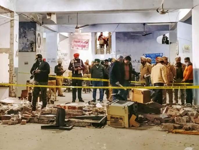 Ludhiana court blast 2kg RDX used for explosion says forensic report | लुधियाना कोर्टात RDX च्या मदतीनं केला होता स्फोट?; पोलिसांच्या हाती लागले महत्त्वाचे पुरावे Ludhiana court blast 2kg RDX used for explosion says forensic report | लुधियाना कोर्टात RDX च्या मदतीनं केला होता स्फोट?; पोलिसांच्या हाती लागले महत्त्वाचे पुरावे