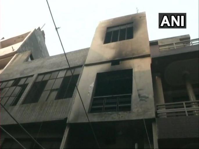 4 dead after fire broke out at a hosiery factory in Kalyan Nagar in Ludhiana | लुधियानामध्ये कपड्याच्या कारखान्याला भीषण आग, चार जणांचा मृत्यू 4 dead after fire broke out at a hosiery factory in Kalyan Nagar in Ludhiana | लुधियानामध्ये कपड्याच्या कारखान्याला भीषण आग, चार जणांचा मृत्यू