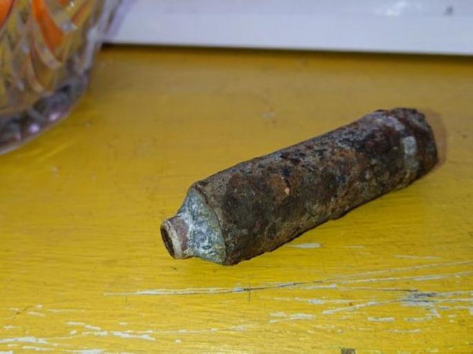 Woman accidentally digs up an unexploded WWII bomb from her garden, throws it across for her dog to play with-SRJ | आई शप्पथ... तिला वाटलं होतं तो साधा दगड आहे, पण रहस्य कळल्यावर धक्काच बसला ! Woman accidentally digs up an unexploded WWII bomb from her garden, throws it across for her dog to play with-SRJ | आई शप्पथ... तिला वाटलं होतं तो साधा दगड आहे, पण रहस्य कळल्यावर धक्काच बसला !