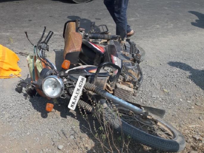 speedy tanker hits mopeds in an attempt to move forward; The woman was killed on the spot | पुढे जाण्याच्या प्रयत्नात भरधाव टँकरची मोपेडला धडक; महिला जागीच ठार speedy tanker hits mopeds in an attempt to move forward; The woman was killed on the spot | पुढे जाण्याच्या प्रयत्नात भरधाव टँकरची मोपेडला धडक; महिला जागीच ठार