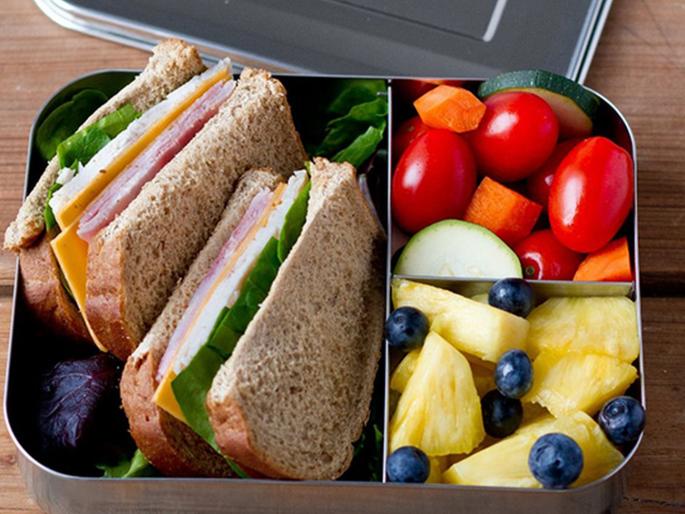 Pregnant woman whose lunch keeps getting stolen company fired the thief | रोज फ्रीजमधून गायब होत होता महिलेचा जेवणाचा डबा, चोराला मिळाली लक्षात राहील अशी शिक्षा! Pregnant woman whose lunch keeps getting stolen company fired the thief | रोज फ्रीजमधून गायब होत होता महिलेचा जेवणाचा डबा, चोराला मिळाली लक्षात राहील अशी शिक्षा!