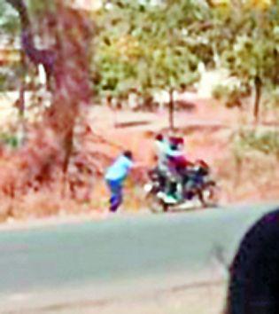 Three youths with cash of Rs | पहूर येथे भरदिवसा पिस्तूल दाखवून सहा लाखांची रोकड तीन युवकांनी लांबविली Three youths with cash of Rs | पहूर येथे भरदिवसा पिस्तूल दाखवून सहा लाखांची रोकड तीन युवकांनी लांबविली