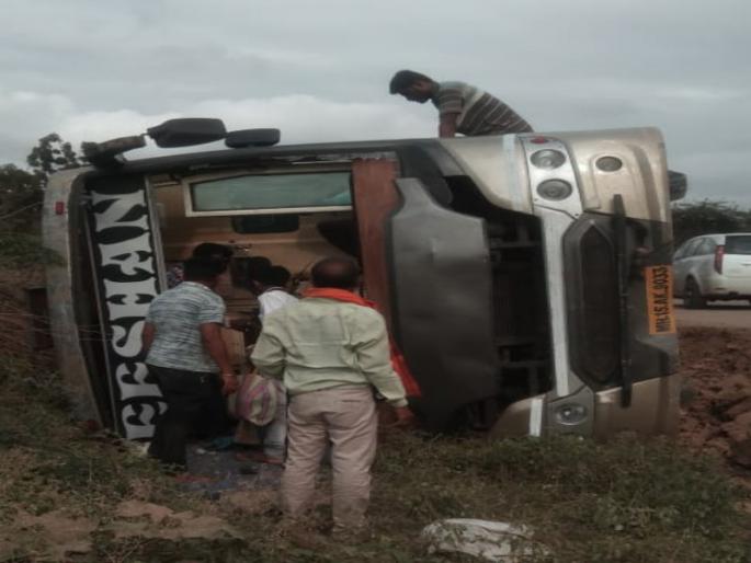 bus accindent in near of jejuri; 7 person injured | जेजुरी नजीक भाविकांच्या बसला अपघात ; ७ जण गंभीर जखमी  bus accindent in near of jejuri; 7 person injured | जेजुरी नजीक भाविकांच्या बसला अपघात ; ७ जण गंभीर जखमी