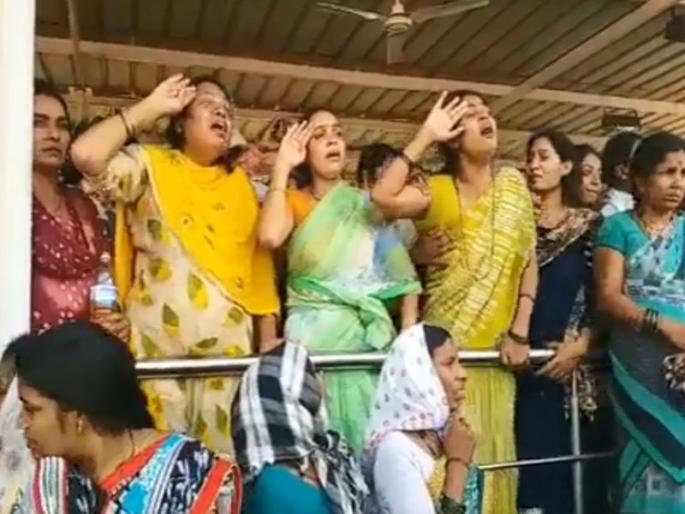 'Salute' to husband, martyr wife salute to husband, gadchiroli martyr | 'सॅल्यूट' वो तुम्हाला! शहीद पतींचे पार्थिव गावात येताच पत्नींकडून मानवंदना, अवघा महाराष्ट्र हळहळला 'Salute' to husband, martyr wife salute to husband, gadchiroli martyr | 'सॅल्यूट' वो तुम्हाला! शहीद पतींचे पार्थिव गावात येताच पत्नींकडून मानवंदना, अवघा महाराष्ट्र हळहळला