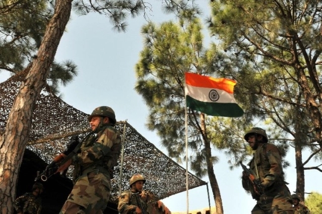 Pak firing on LOC; Two young martyrs | एलओसीवर पाकचा गोळीबार; दोन जवान शहीद Pak firing on LOC; Two young martyrs | एलओसीवर पाकचा गोळीबार; दोन जवान शहीद