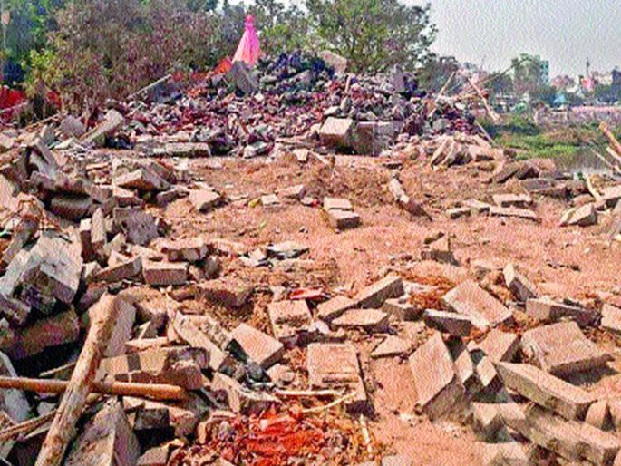 Unauthorized temple grounds; The contractor filed the complaint | अनधिकृत मंदिर भुईसपाट; ठेकेदारावर गुन्हा दाखल Unauthorized temple grounds; The contractor filed the complaint | अनधिकृत मंदिर भुईसपाट; ठेकेदारावर गुन्हा दाखल