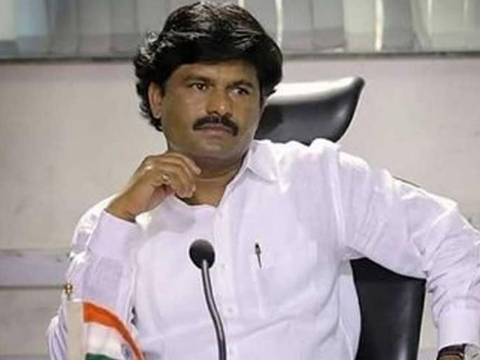 Fighting between Sanjaykaka and Padalkar groups in Atpadi | आटपाडीत संजयकाका-पडळकर गटांत मारामारी Fighting between Sanjaykaka and Padalkar groups in Atpadi | आटपाडीत संजयकाका-पडळकर गटांत मारामारी