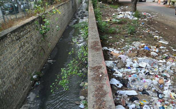 Nalasefai's work for 'Pakte' kdmc | नालेसफाईच्या कामात नगरसेवकांना ‘पाकिटे’ Nalasefai's work for 'Pakte' kdmc | नालेसफाईच्या कामात नगरसेवकांना ‘पाकिटे’