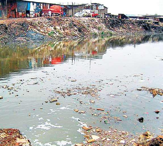 Artificial pond to build a municipality to prevent flooding of river Mithi | मिठी नदीचा पूर रोखण्यासाठी पालिका बांधणार कृत्रिम तलाव; महापालिकेची योजना Artificial pond to build a municipality to prevent flooding of river Mithi | मिठी नदीचा पूर रोखण्यासाठी पालिका बांधणार कृत्रिम तलाव; महापालिकेची योजना