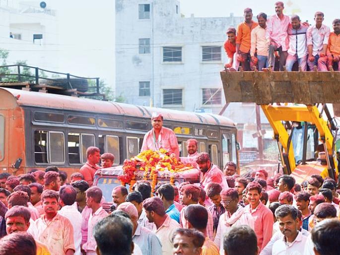 Rohit Pawar's procession erupts four tons ३० JCB, ोक Poklen, crane use | रोहित पवारांच्या मिरवणुकीत चार टन गुलालाची उधळण; ३० जेसीबी, ५ पोकलेन, क्रेनचा वापर Rohit Pawar's procession erupts four tons ३० JCB, ोक Poklen, crane use | रोहित पवारांच्या मिरवणुकीत चार टन गुलालाची उधळण; ३० जेसीबी, ५ पोकलेन, क्रेनचा वापर