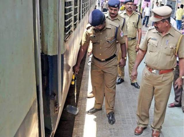 Eight-hour duty to the highway police; The experiment started on an experimental basis | लोहमार्ग पोलिसांना आता आठ तास ड्युटी; प्रायोगिक तत्वावर झाली सुरुवात Eight-hour duty to the highway police; The experiment started on an experimental basis | लोहमार्ग पोलिसांना आता आठ तास ड्युटी; प्रायोगिक तत्वावर झाली सुरुवात