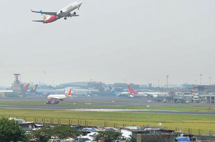 Mumbai airport runway closed Monday; Major repairs | मुंबई विमानतळावरील धावपट्टी सोमवारपासून बंद; मोठी दुरुस्ती करणार Mumbai airport runway closed Monday; Major repairs | मुंबई विमानतळावरील धावपट्टी सोमवारपासून बंद; मोठी दुरुस्ती करणार