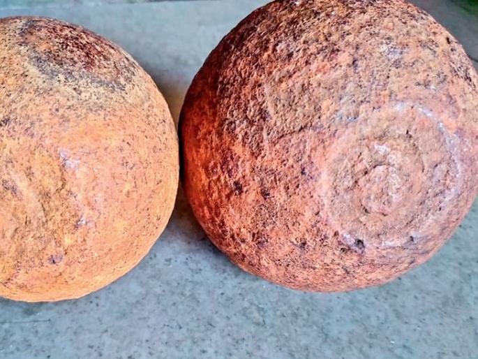 Workers find cannons at Visapur fort; Work on fortification work started | विसापूर किल्ल्यावर कार्यकर्त्यांना सापडले तोफगोळे; दुर्गसंवर्धनाचे काम सुरू Workers find cannons at Visapur fort; Work on fortification work started | विसापूर किल्ल्यावर कार्यकर्त्यांना सापडले तोफगोळे; दुर्गसंवर्धनाचे काम सुरू