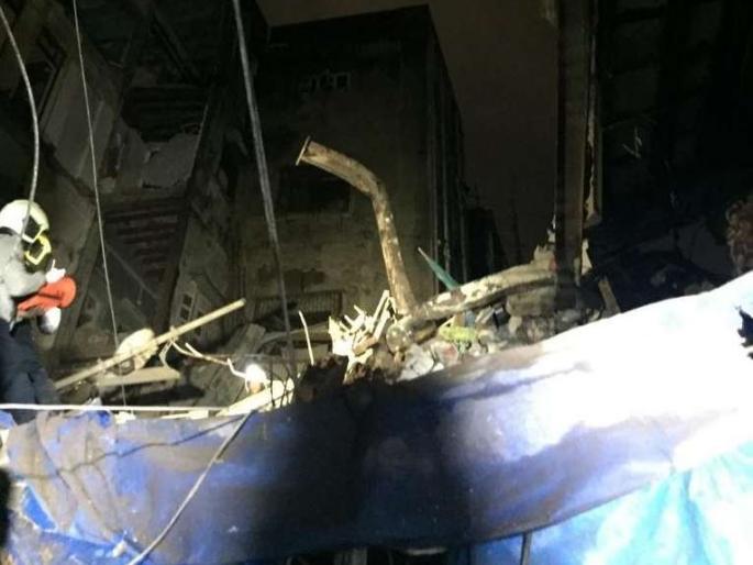 Part of the building collapsed near Crawford Market; Success in rescuing 17 people | क्रॉफर्ड मार्केटजवळ इमारतीचा भाग कोसळला; 17 जणांना वाचविण्यात यश Part of the building collapsed near Crawford Market; Success in rescuing 17 people | क्रॉफर्ड मार्केटजवळ इमारतीचा भाग कोसळला; 17 जणांना वाचविण्यात यश