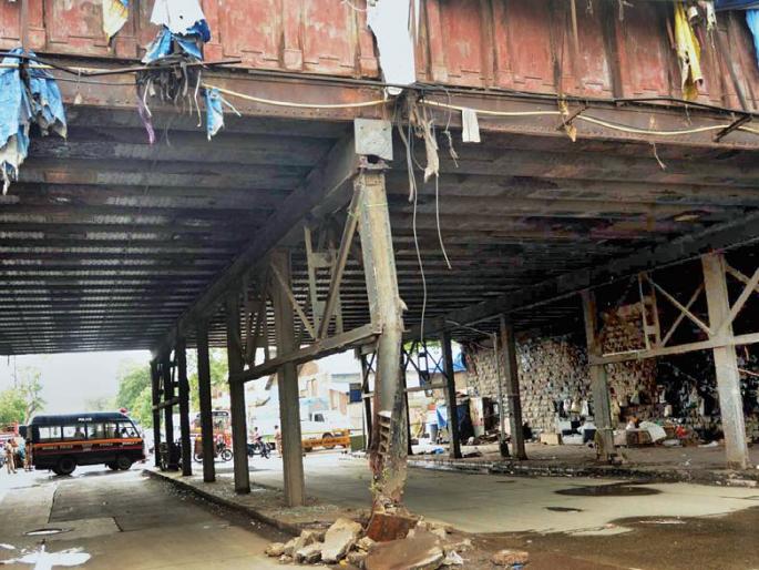 Dumper strikes Pillar of Ray Road bridge; Closed for bridge transportation | रे रोड पुलाच्या पिलरला डम्परची धडक; पूल वाहतुकीसाठी बंद Dumper strikes Pillar of Ray Road bridge; Closed for bridge transportation | रे रोड पुलाच्या पिलरला डम्परची धडक; पूल वाहतुकीसाठी बंद