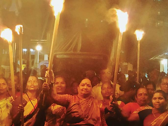 Koli women movement with torchlight; Hammer on unauthorized construction | मशाली घेऊन कोळी महिलांचे आंदोलन; अनधिकृत बांधकामावर हातोडा Koli women movement with torchlight; Hammer on unauthorized construction | मशाली घेऊन कोळी महिलांचे आंदोलन; अनधिकृत बांधकामावर हातोडा